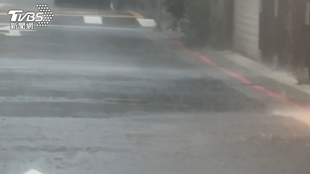 大雷雨炸雙北。（圖／TVBS）