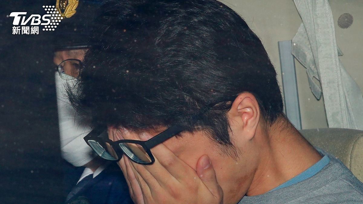 日本死囚「白石隆浩」2017年遭警方逮捕資料畫面，「白石隆浩」當年透過社群網站誘騙殺害9人被判處死刑，已在2025年6月27日伏法。（圖／達志影像美聯社）