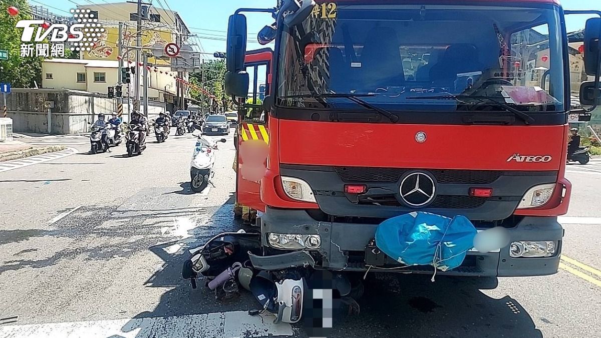 機車慘遭消防車輾壓面目全非,女大生開放性骨折緊急送醫。(圖/TVBS)