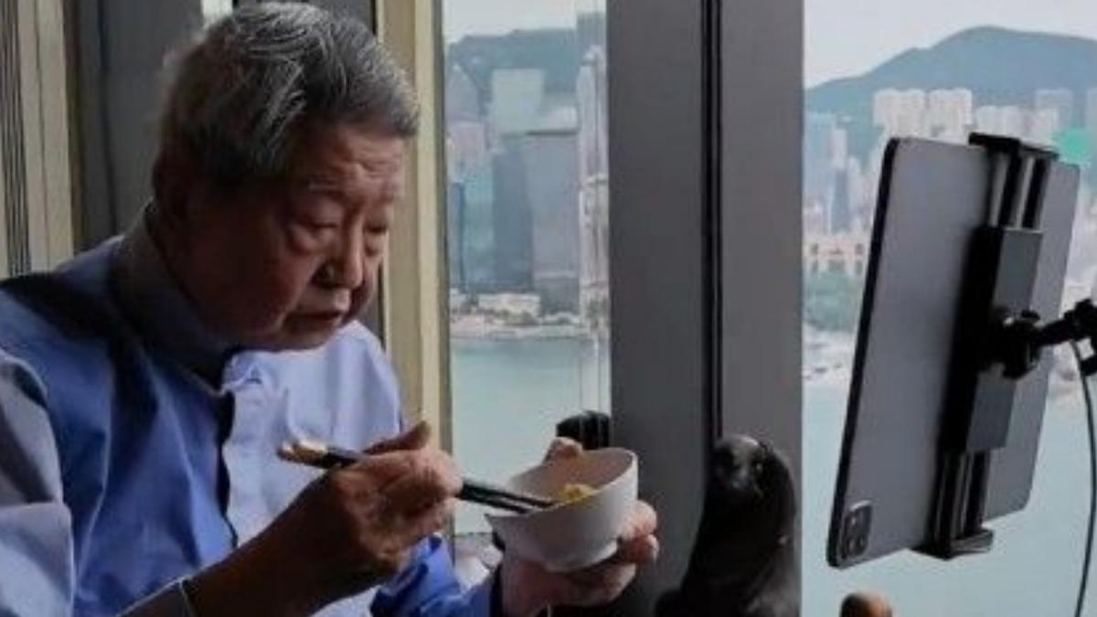 香港四大才子天上相聚!蔡瀾最後露面照曝光 笑迎訪客精神好