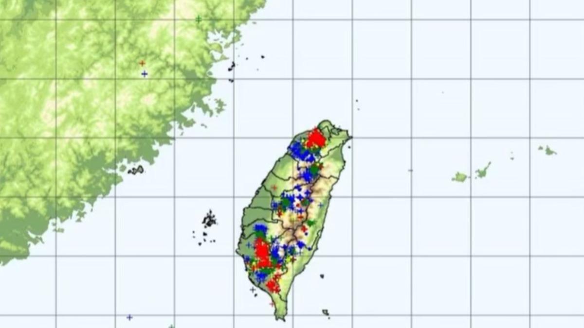 天氣/閃電訊號「從南轟到北」!一路下到傍晚 粉專驚:天空爆炸中