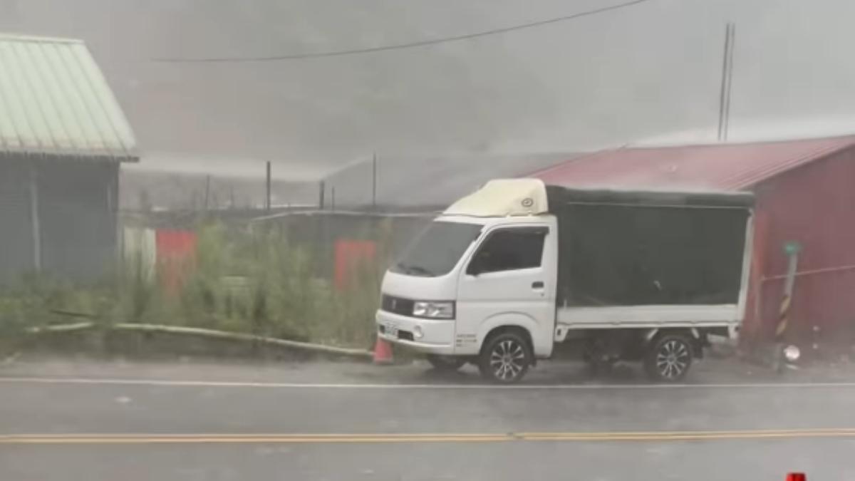 宜蘭縣大同鄉南山村今天下午下暴雨夾帶冰雹。（圖／翻攝自宜蘭知識+）