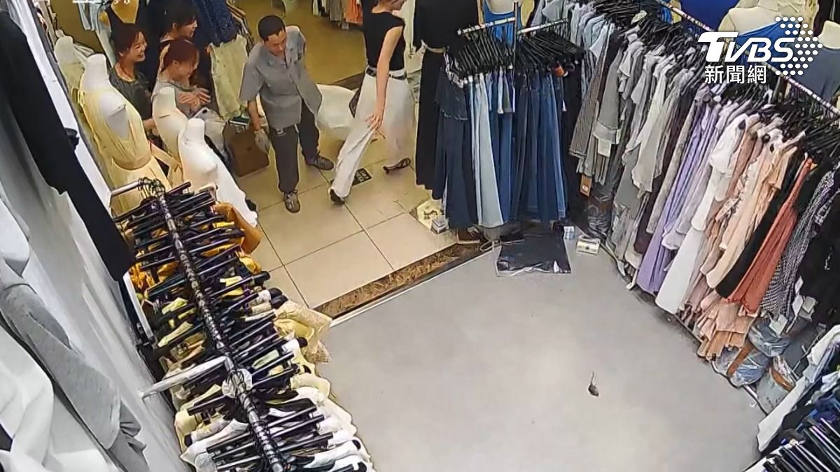 老鼠癱軟在地。(圖/達志影像美聯社)