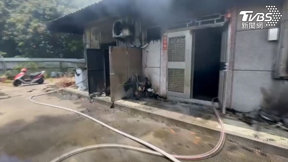 同居女友一個月前身亡,女友親戚要討回房子,老翁不肯搬,雙方埋恩怨。(圖/TVBS)