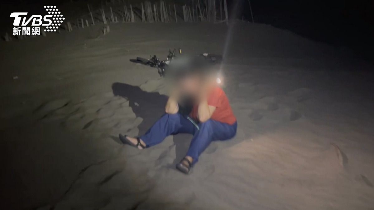 大風吹出「台版撒哈拉」!女騎士受困苗栗沙丘近4小時。(圖/海巡署提供)