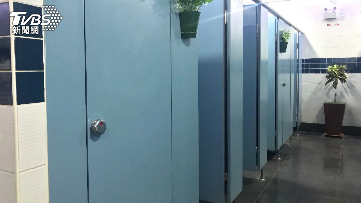 新竹某百貨見四腳獸！男女午夜「待廁所1hr」　他嚇壞以為撞鬼