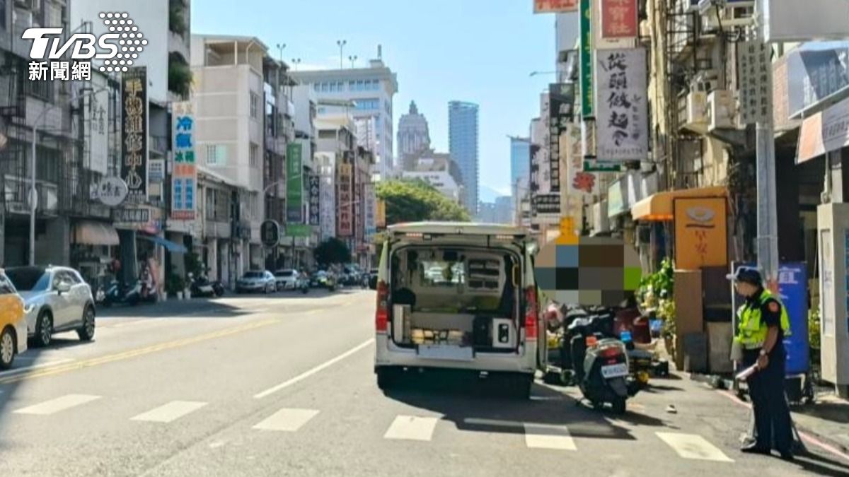 高雄8旬單車翁闖紅燈!遭重機撞飛「空中翻數圈」重摔慘死