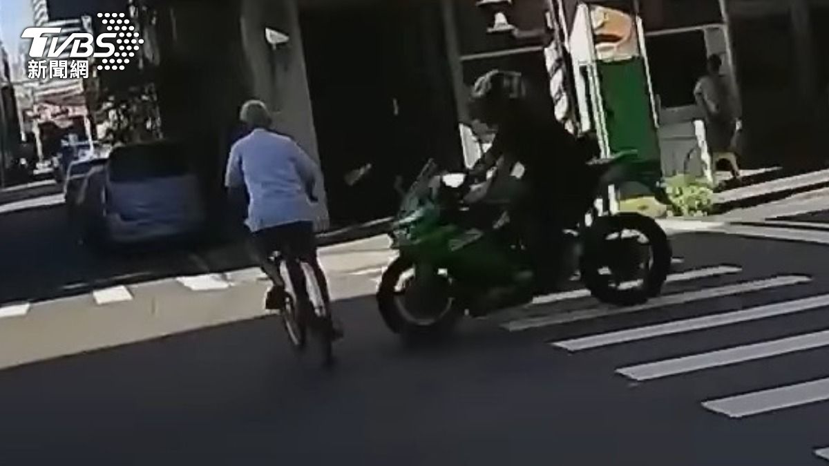 撞擊瞬間。(圖/翻攝自WoWtchout - 地圖型行車影像分享平台)