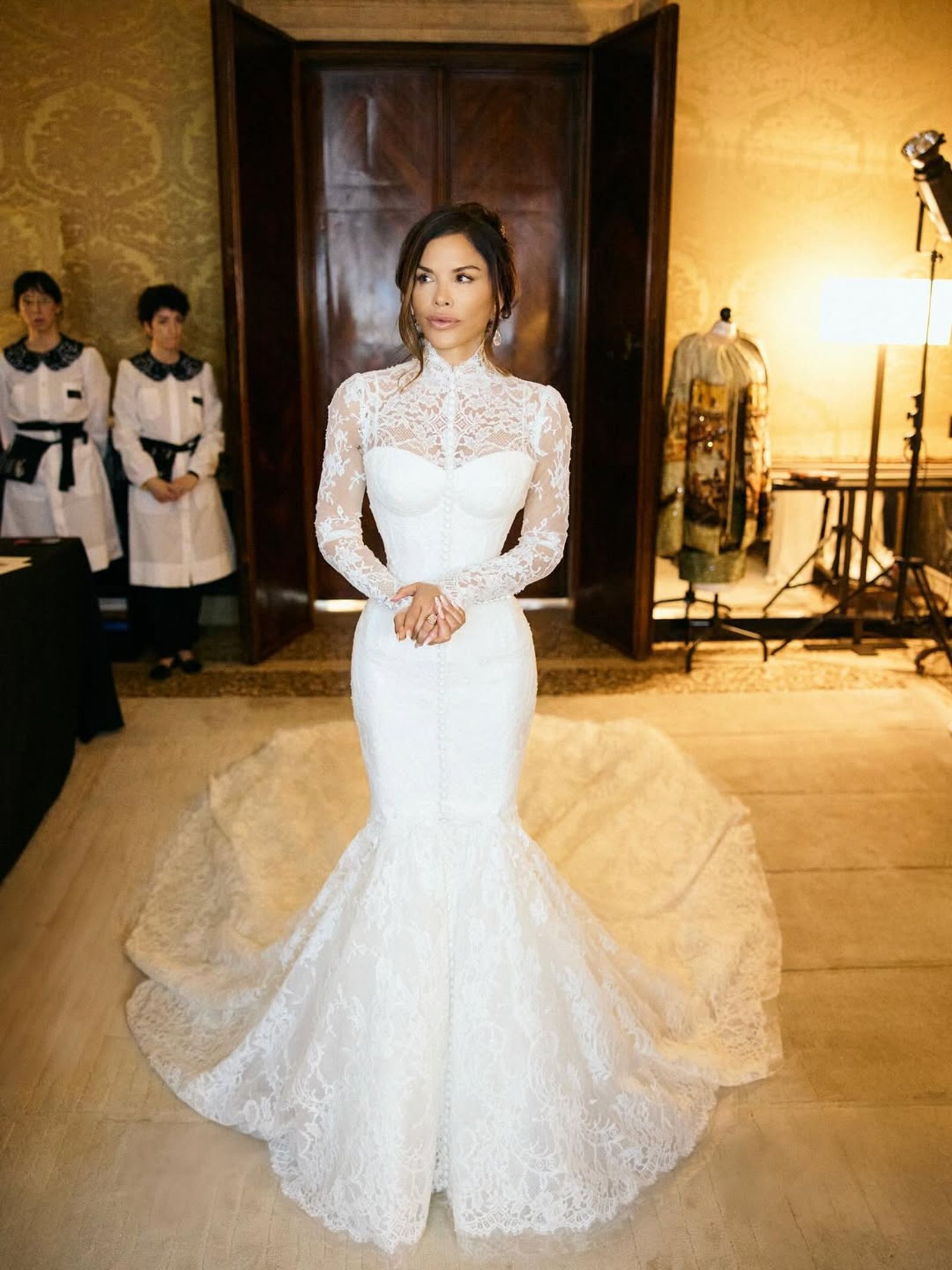桑切斯穿Dolce & Gabbana訂製蕾絲魚尾婚紗,坦言這是她第一件「胸口包緊緊」的禮服。(翻攝laurensanchezbezos IG)