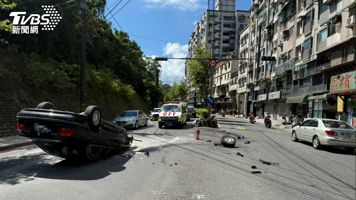 基隆小客車烏龜翻橫躺路中間　左前輪噴飛車殼四散