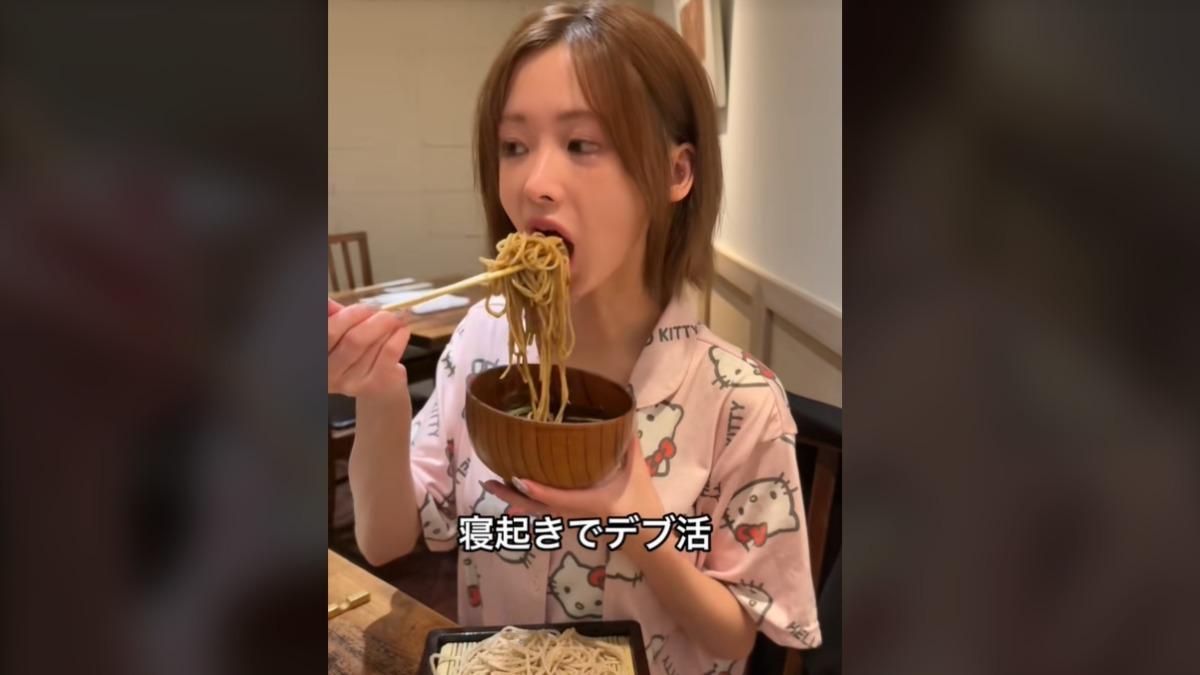 櫻花妹一口吞　「30秒爆風吸光蕎麥麵」爆紅