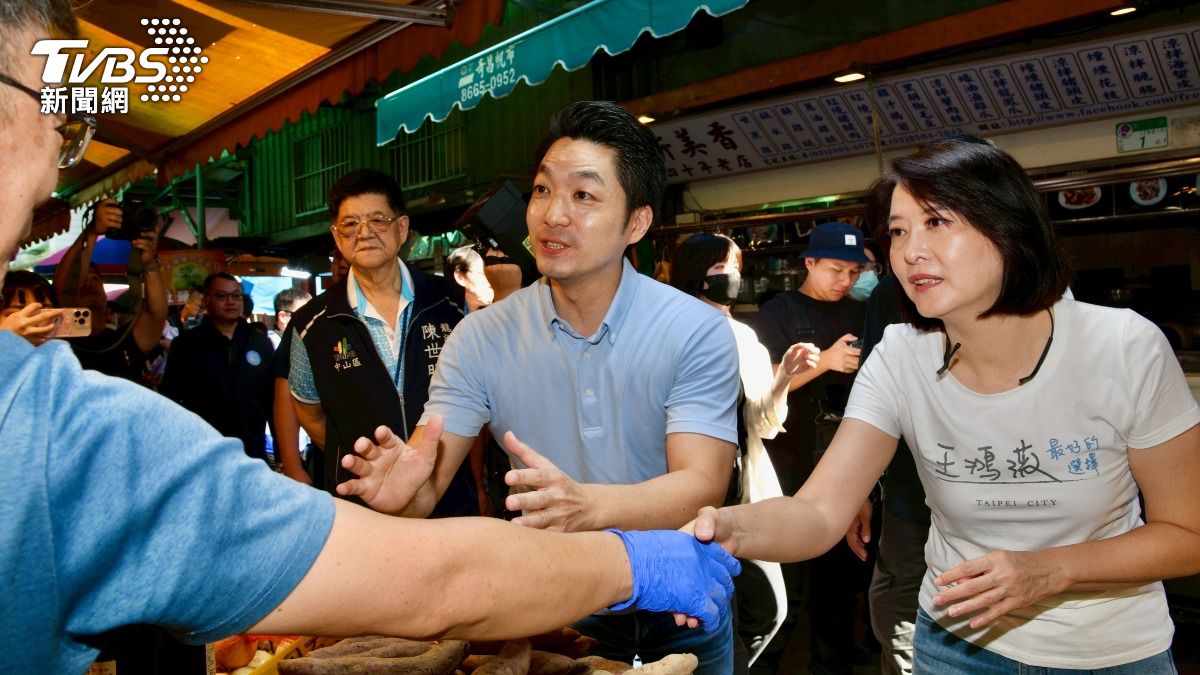 台北市長蔣萬安陪同王鴻薇市場掃街催票反罷免。(圖/胡瑞麒攝)