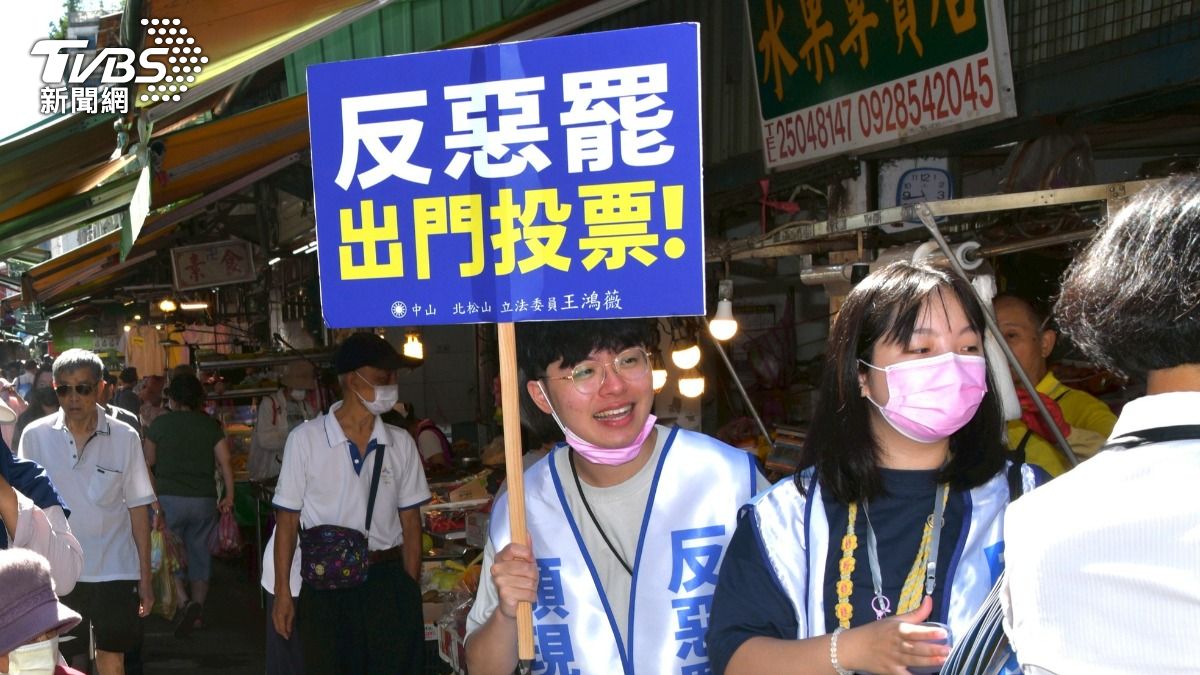 王鴻薇團隊在市場催票反罷免。(圖/胡瑞麒攝)