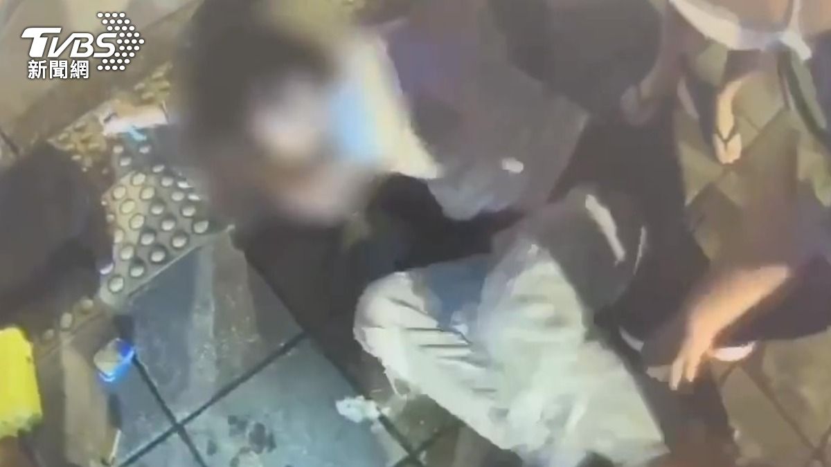 嫌犯拒捕遭噴辣椒水壓制逮捕。（圖／TVBS）