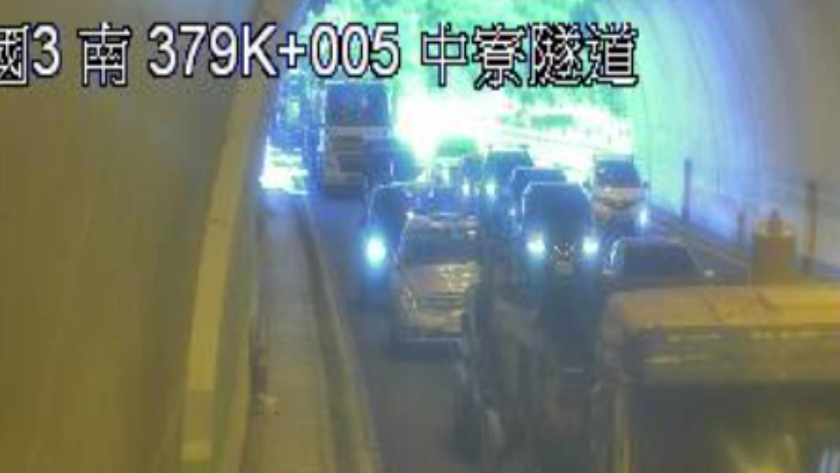 中寮隧道發生多車追撞，車流嚴重回堵。（圖／翻攝自1968）