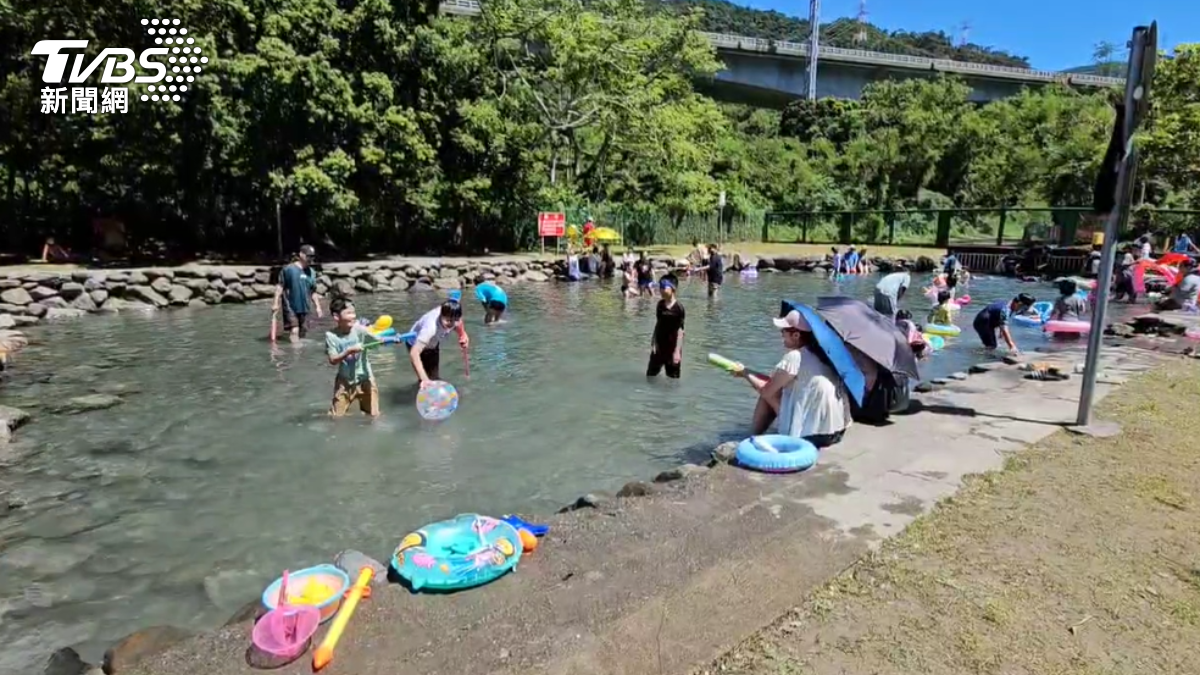 炎炎夏日,東岳湧泉湧人潮。(圖/TVBS)