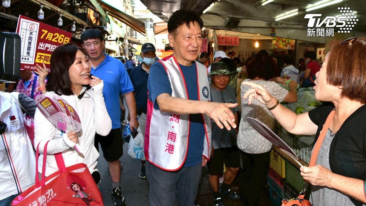 距離大罷免投票剩下不到一個月的時間，前中廣董事長趙少康今（28）日陪同國民黨台北市內湖、南港區立委李彥秀掃街。（圖／胡瑞麒攝）