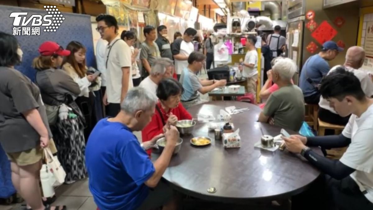 店家一開門就人潮滿滿。（圖／TVBS）