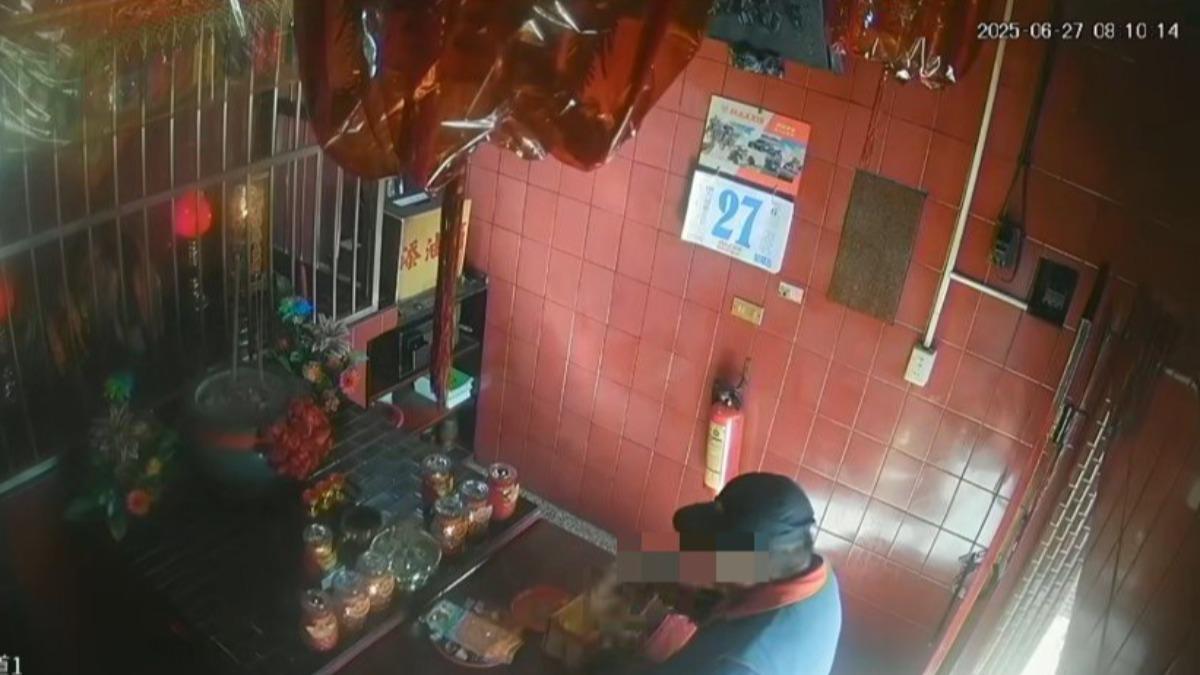 不二坊蛋黃酥供土地公竟遭竊 網笑:阿伯懂吃