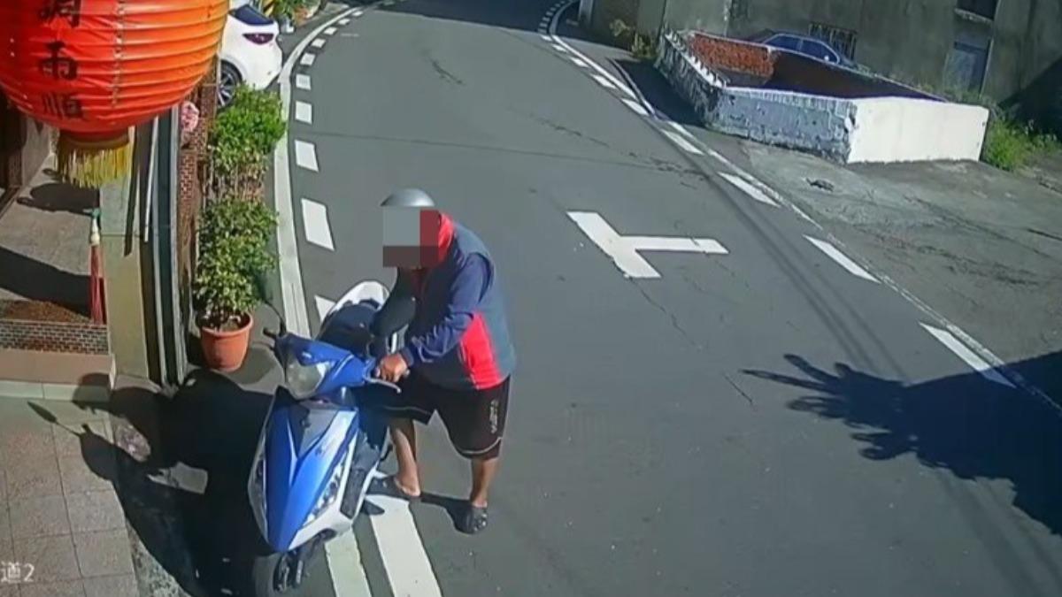 男子騎車離去。(圖/翻攝自彰化人大小事)