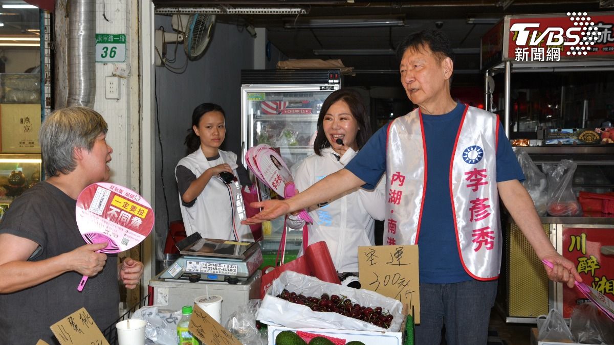 前中廣董事長趙少康今（28）日陪同國民黨台北市內湖、南港區立委李彥秀掃街。（圖／胡瑞麒攝）