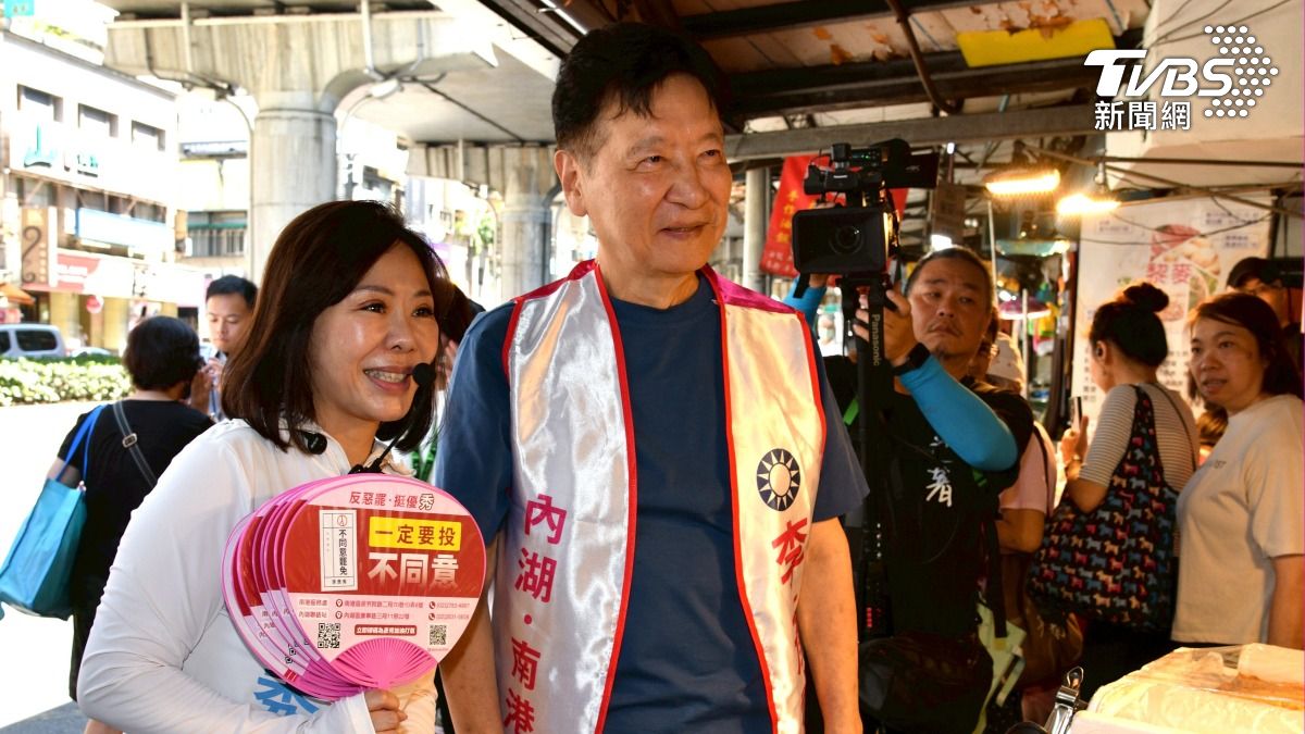 趙少康今日陪同國民黨台北市內湖、南港區立委李彥秀掃街反罷免。（圖／胡瑞麒攝）