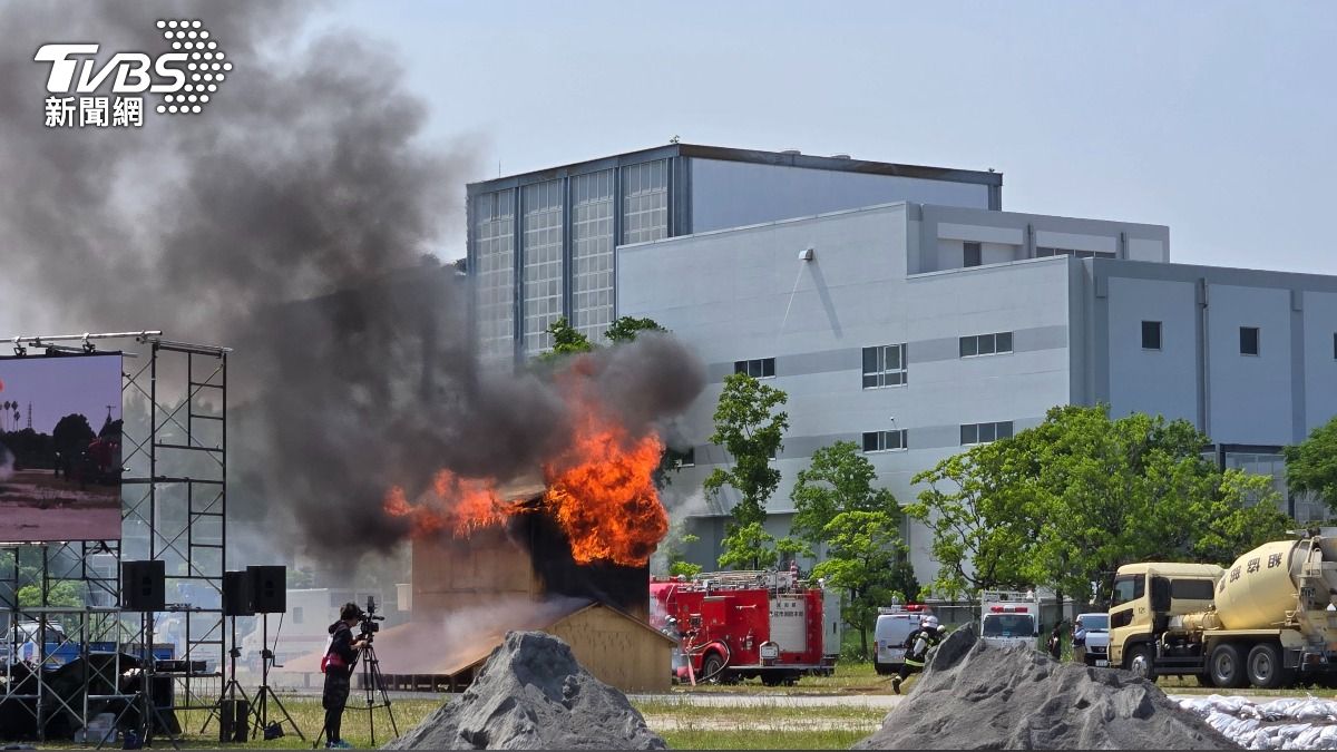日本政府對防災的長期規劃與制度性建構,並由縣府定期、不預警地進行演練。(圖/TVBS)