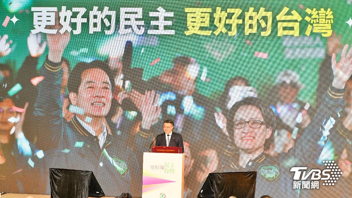 民進黨全代會行政院長卓榮泰報告一年施政成果和挑戰。(圖／胡瑞麒攝)