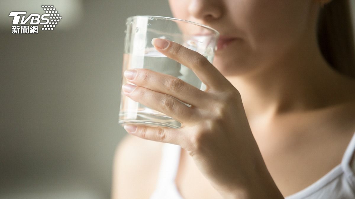 別以為只是缺水！「口乾舌燥」恐身體求救信號　醫曝5大潛藏疾病　