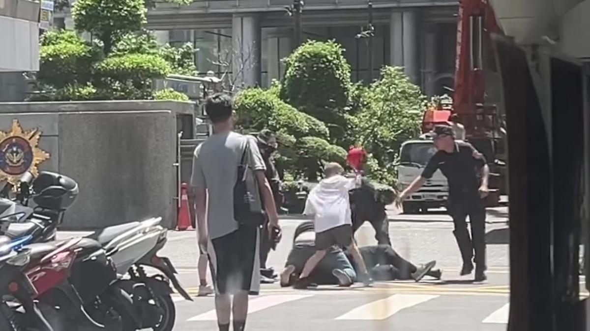 快訊/大巨蛋旁刑事局外行車糾紛!Uber司機遭騎士全家圍毆