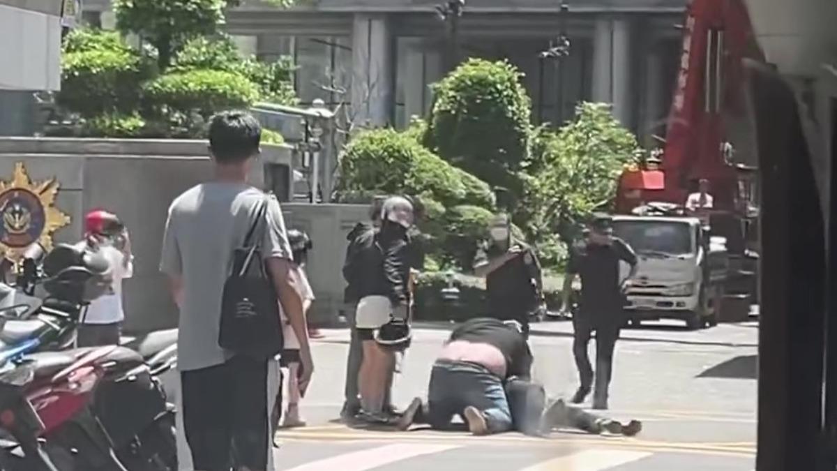 UBER司機遭壓在地上毆打,對方一家5口有4人動手加入戰局。(圖/翻攝刑事局外發生打架糾紛,小孩子也加入戰局。(圖/翻攝threads))