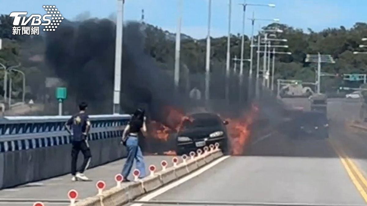 金門大橋上車子被燒得像火球。(圖/TVBS)