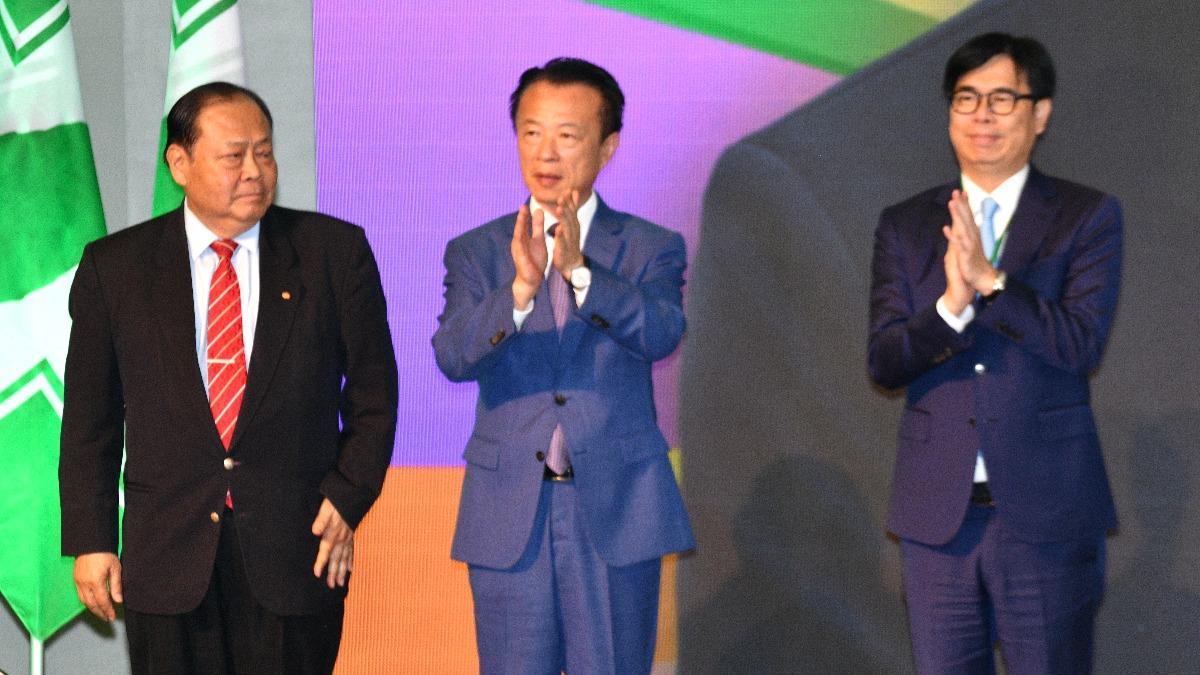 高雄市長陳其邁(右)、嘉義縣長翁章梁(中)的任期屆滿。(圖/胡瑞麒攝)