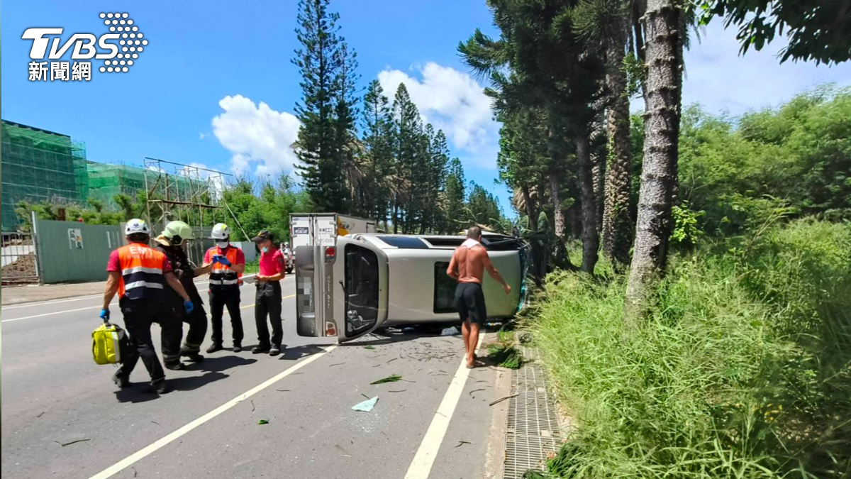 澎湖廂型車疑閃避街貓撞樹翻車　1女一度受困車內