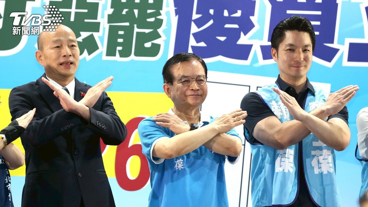 立法院長韓國瑜(左)、台北市長蔣萬安(右)站台賴士葆(中)。(圖/華子琛攝)