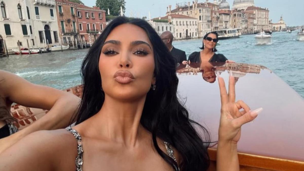 美國時尚名媛金卡戴珊出席貝佐斯世紀婚禮。（圖／翻攝自 IG@kimkardashian）