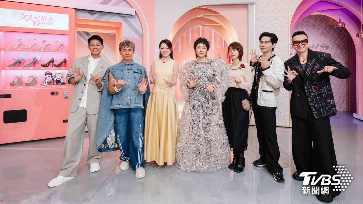 藍心湄和講評陣容Kevin、Tony、Ivan、美寧、藝人小鐘和「ciao俏DJ」偉苓。（圖／TVBS）