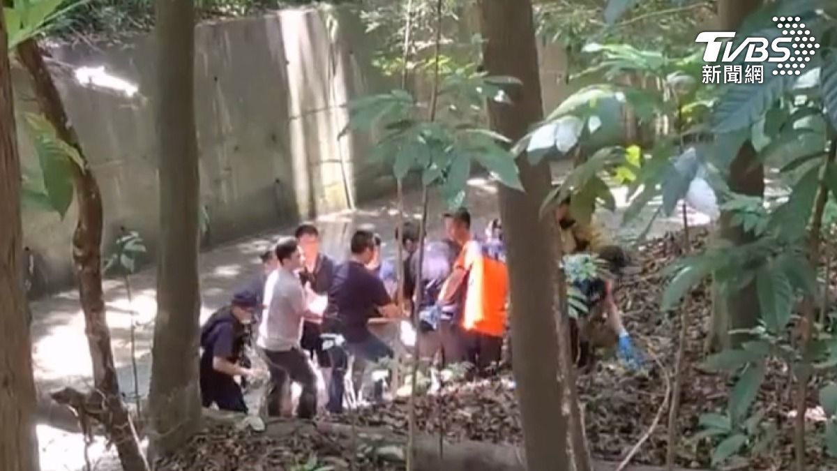 嫌犯刺傷女店員後,逃到台南龍崎山區燒車滅跡,卻燒傷自己,跳入山溝滅火,因為山溝水太淺,全身骨折重傷(圖/TVBS)