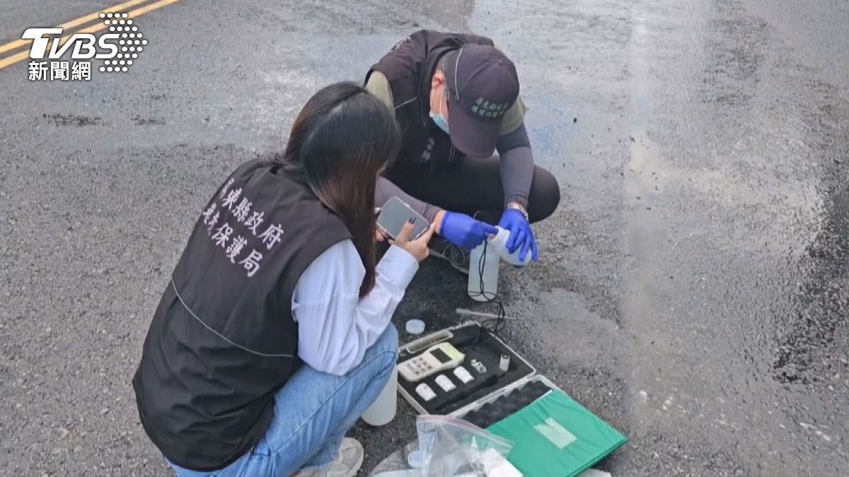 環保局人員在現場採樣檢測,發現水溝蓋疑似被腐蝕變白,路面也留下明顯痕跡。(圖/TVBS)
