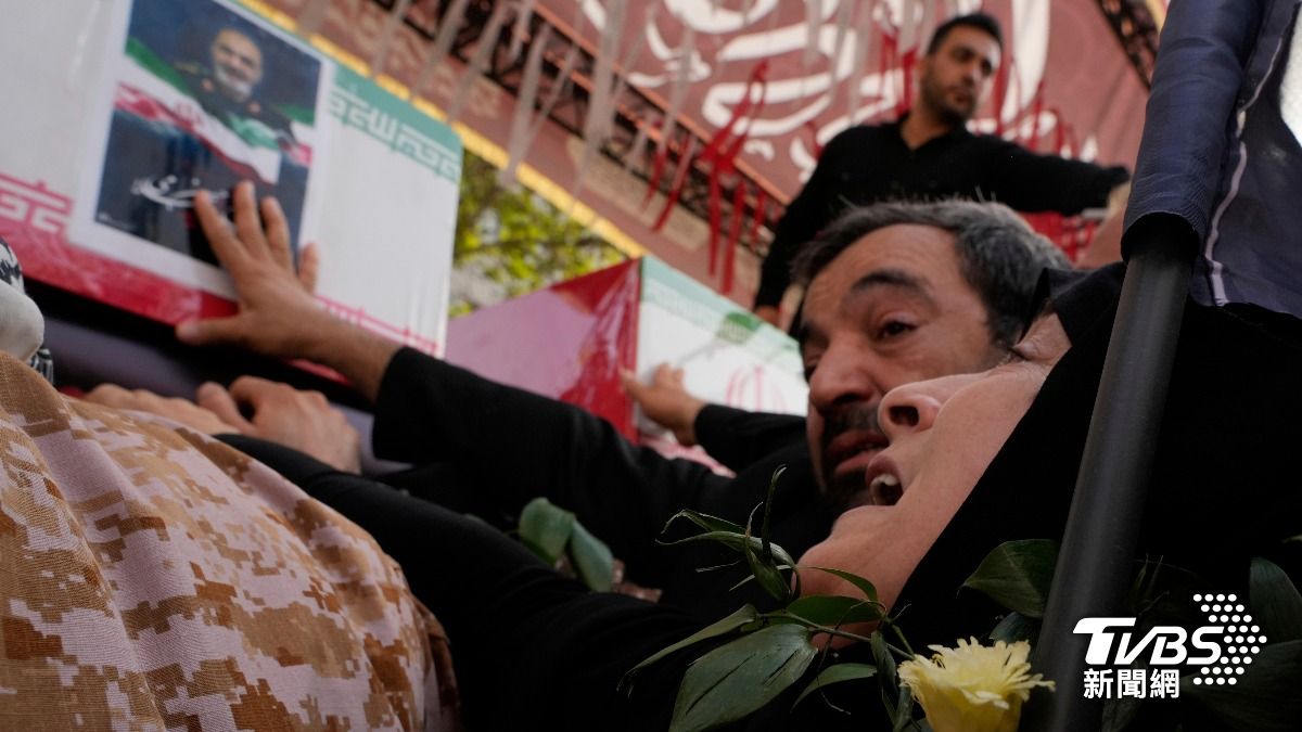 伊朗伊斯蘭革命衛隊(IRGC)的總司令沙拉米(Hossein Salami)的棺材通過。(圖/達志影像美聯社)