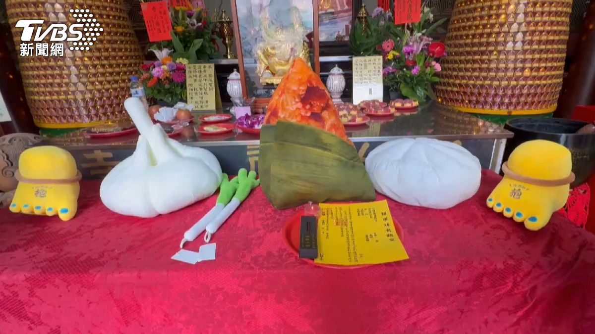 廟方精心準備了包子、粽子、青蔥和大蒜等吉祥物,象徵「蔥滿勝蒜包中在望」。(圖/TVBS)