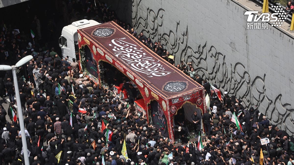 伊朗送葬隊伍前往德黑蘭的自由廣場(Azadi Square)。(圖/達志影像路透社)