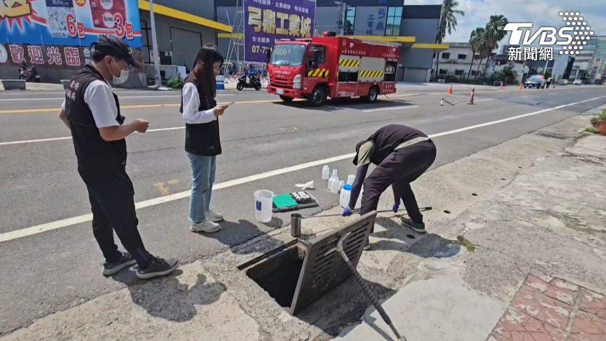環保局到場檢測磷酸外洩道路,PH值僅0.67濃度高(圖/TVBS)