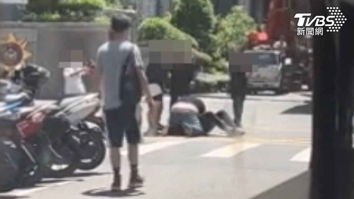 刑事局前4打1圍毆。(圖/民眾提供)