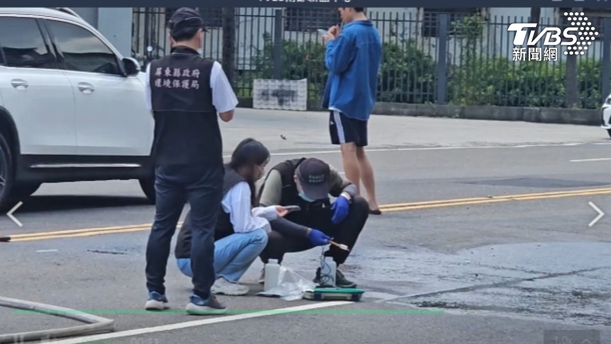 磷酸未綁牢外洩污染路面,環保局、警察局都要罰(圖/TVBS)