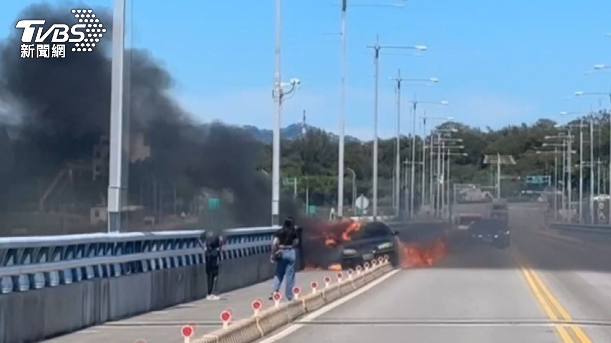 金門大橋驚傳火燒車！一輛自小客車今日下午在橋上疑因爆胎撞上分隔島後起火。（圖/TVBS）