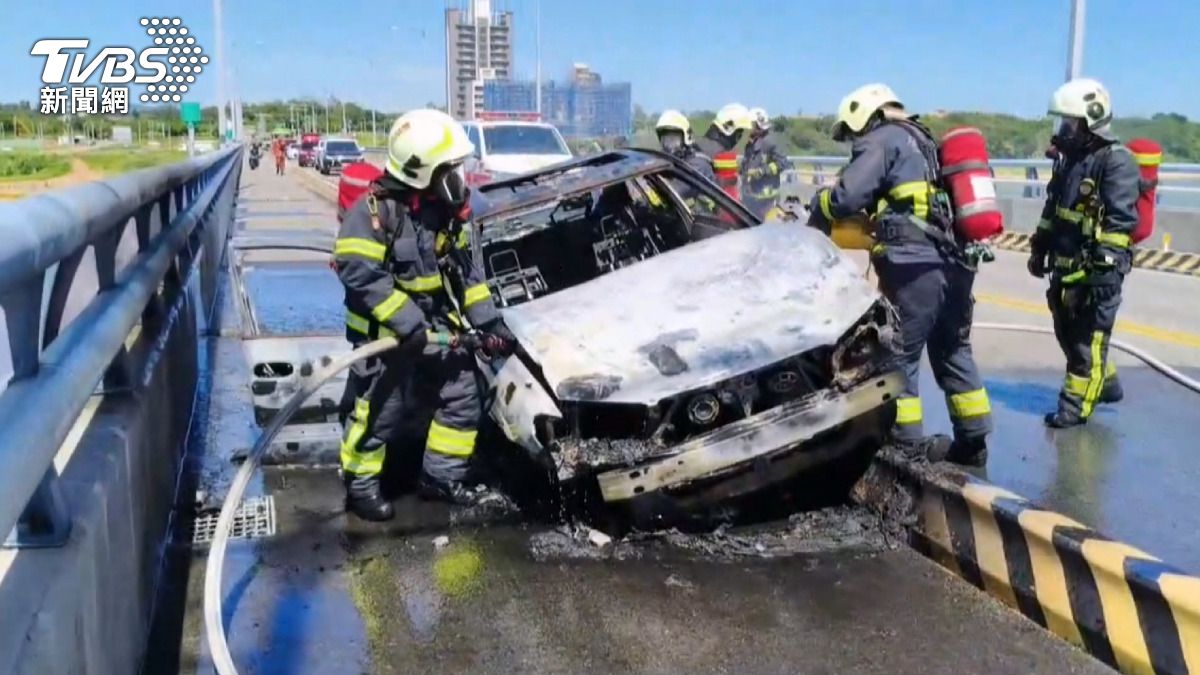 這是金門大橋通車兩年多來，首起火燒車案例！（圖/TVBS）