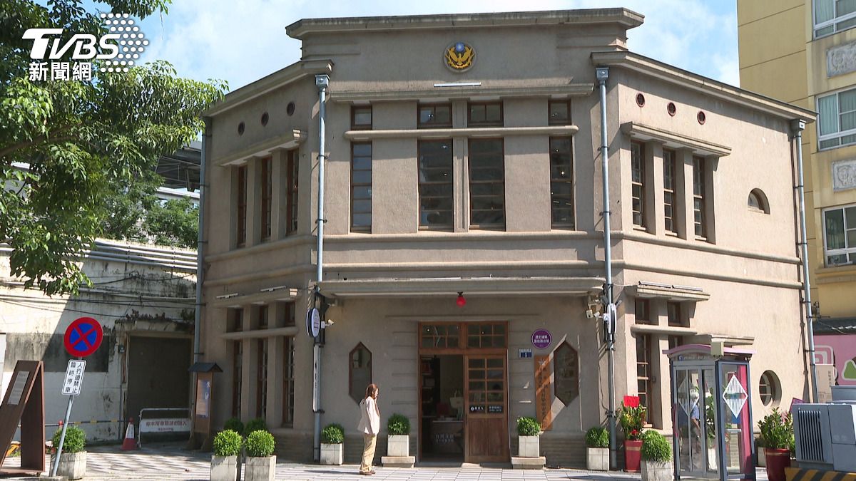頂街派出所」如今已成甜點店,保留警徽、木製大門等元素。(圖/TVBS)