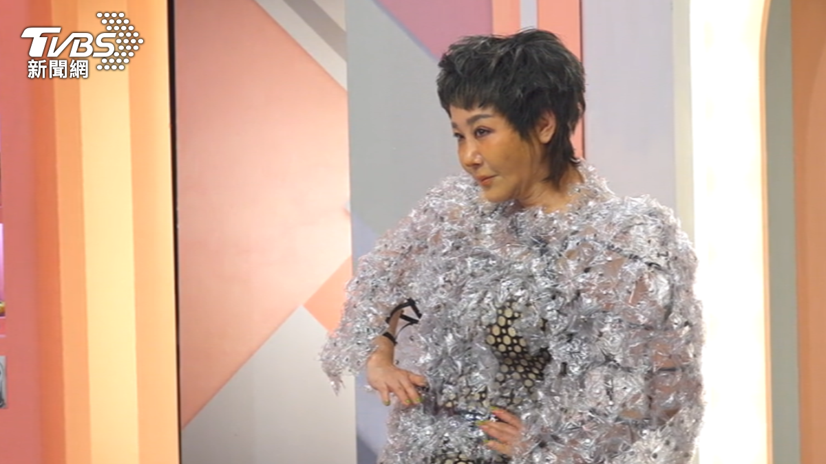 藍心湄再度率領女大團隊點評金曲紅毯。(圖/TVBS)