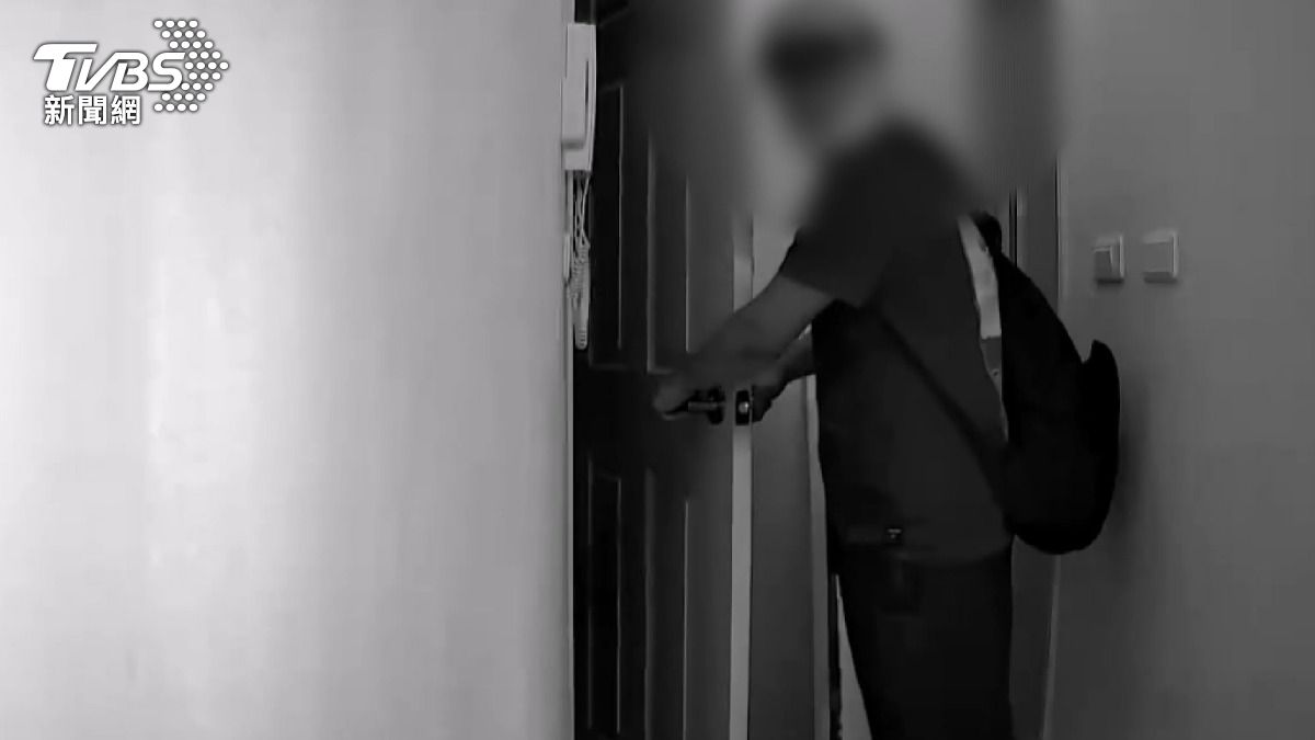 透過遠端畫面驚見一名陌生男子在房內查看門鎖並試圖遮掩鏡頭。（圖/TVBS）